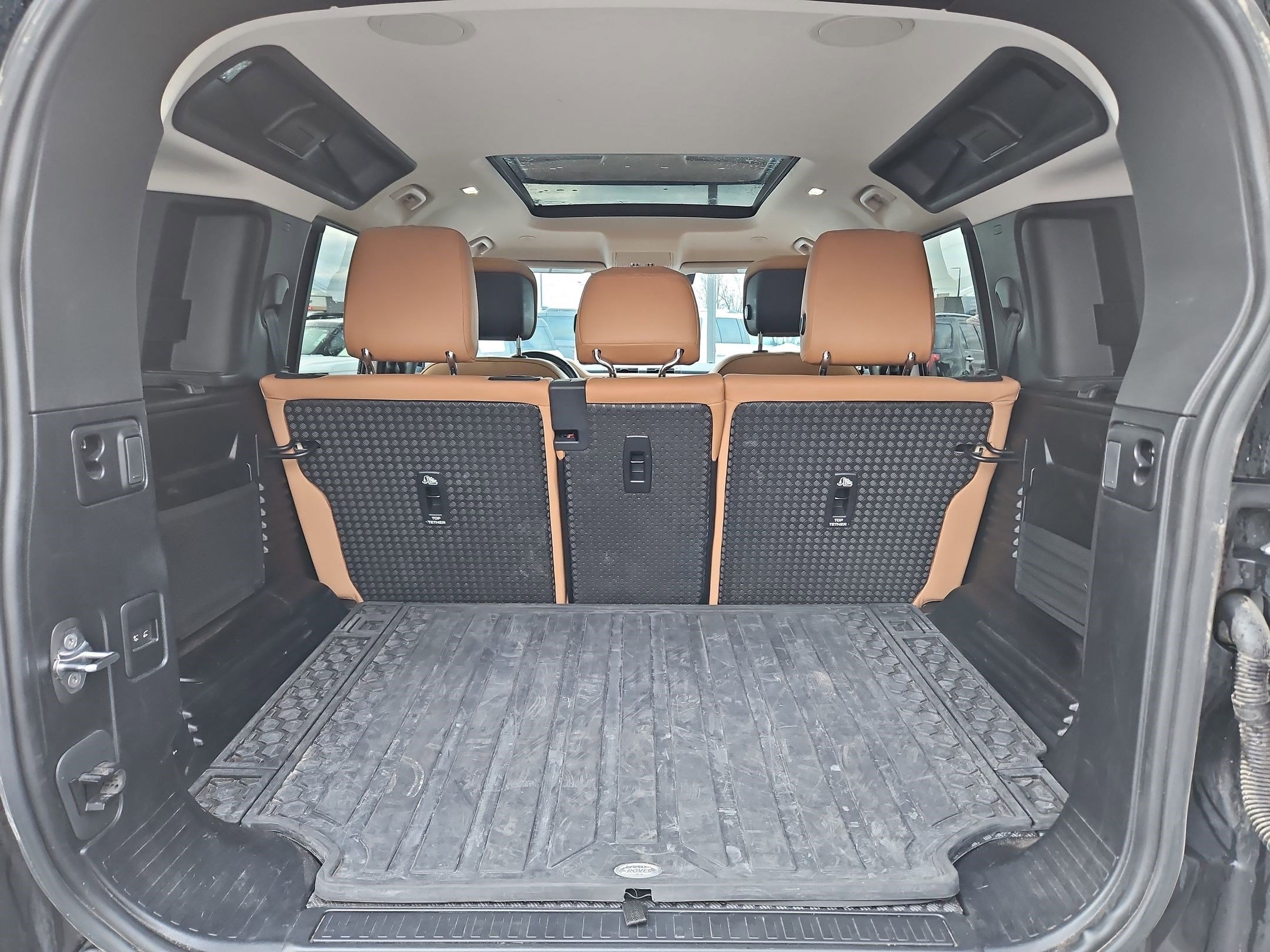 Used 2023 Land Rover Defender 110 SE image 33