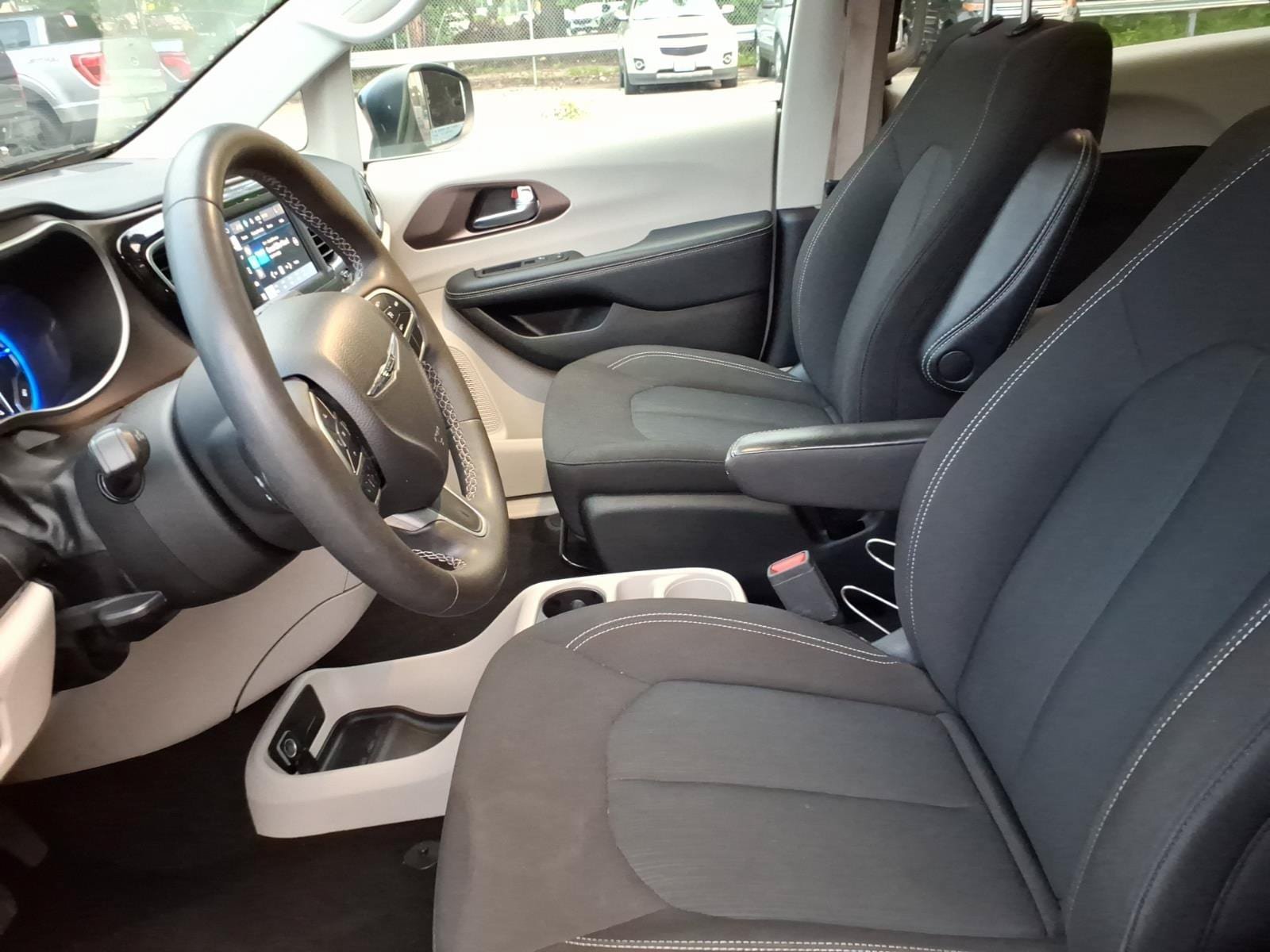 Used 2023 Chrysler Voyager LX FWD image 11