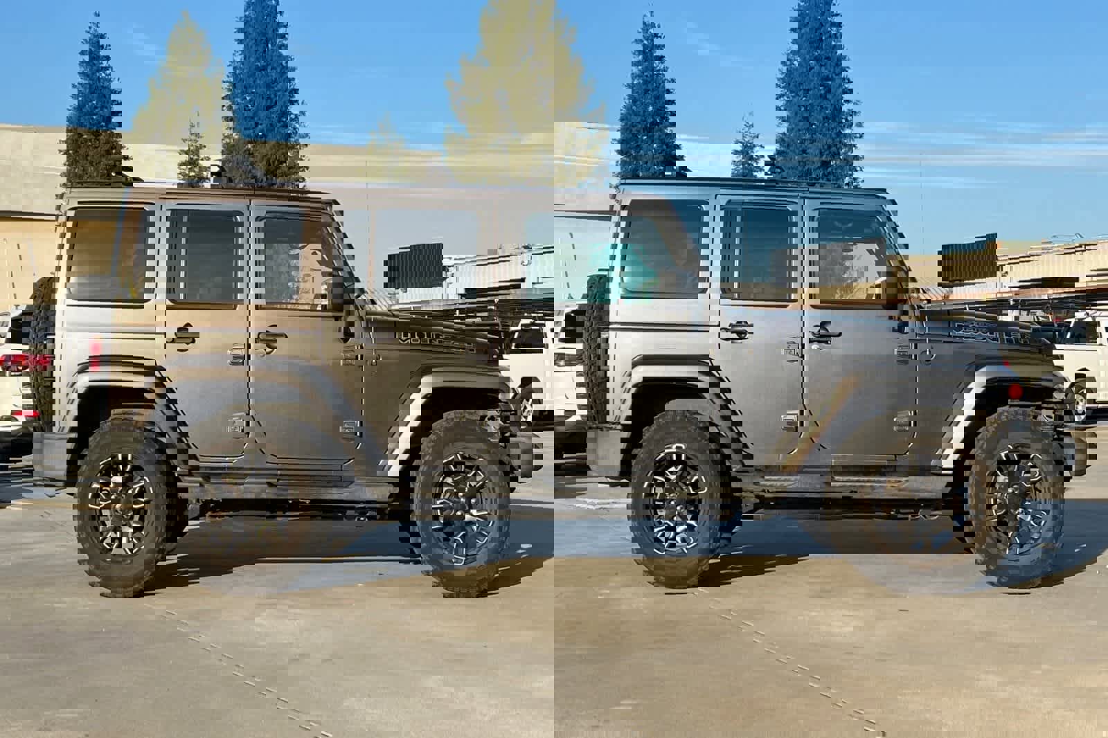 Used 2017 Jeep Wrangler Unlimited Sahara image 9