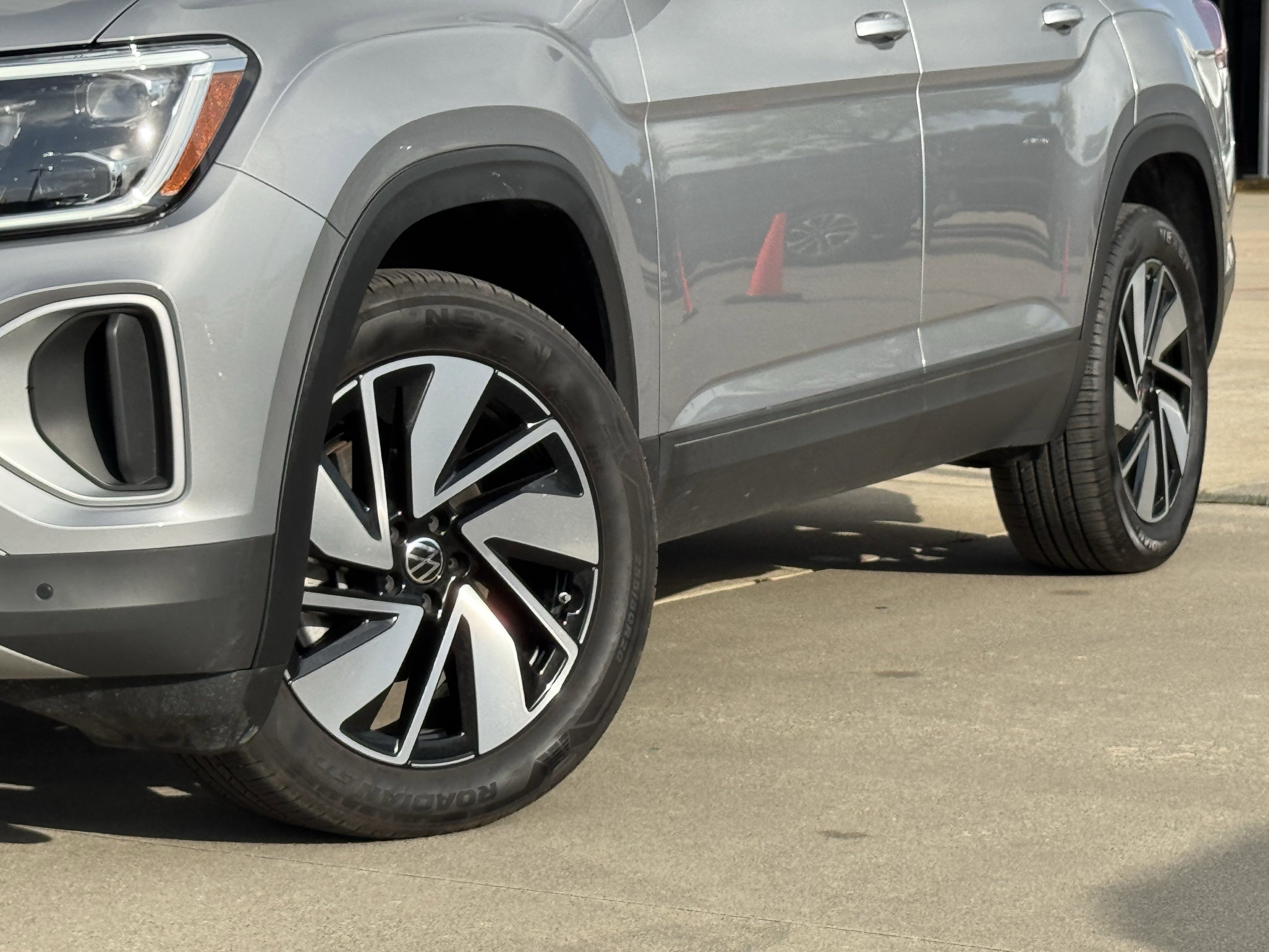 Used 2025 Volkswagen Atlas SE FWD image 12