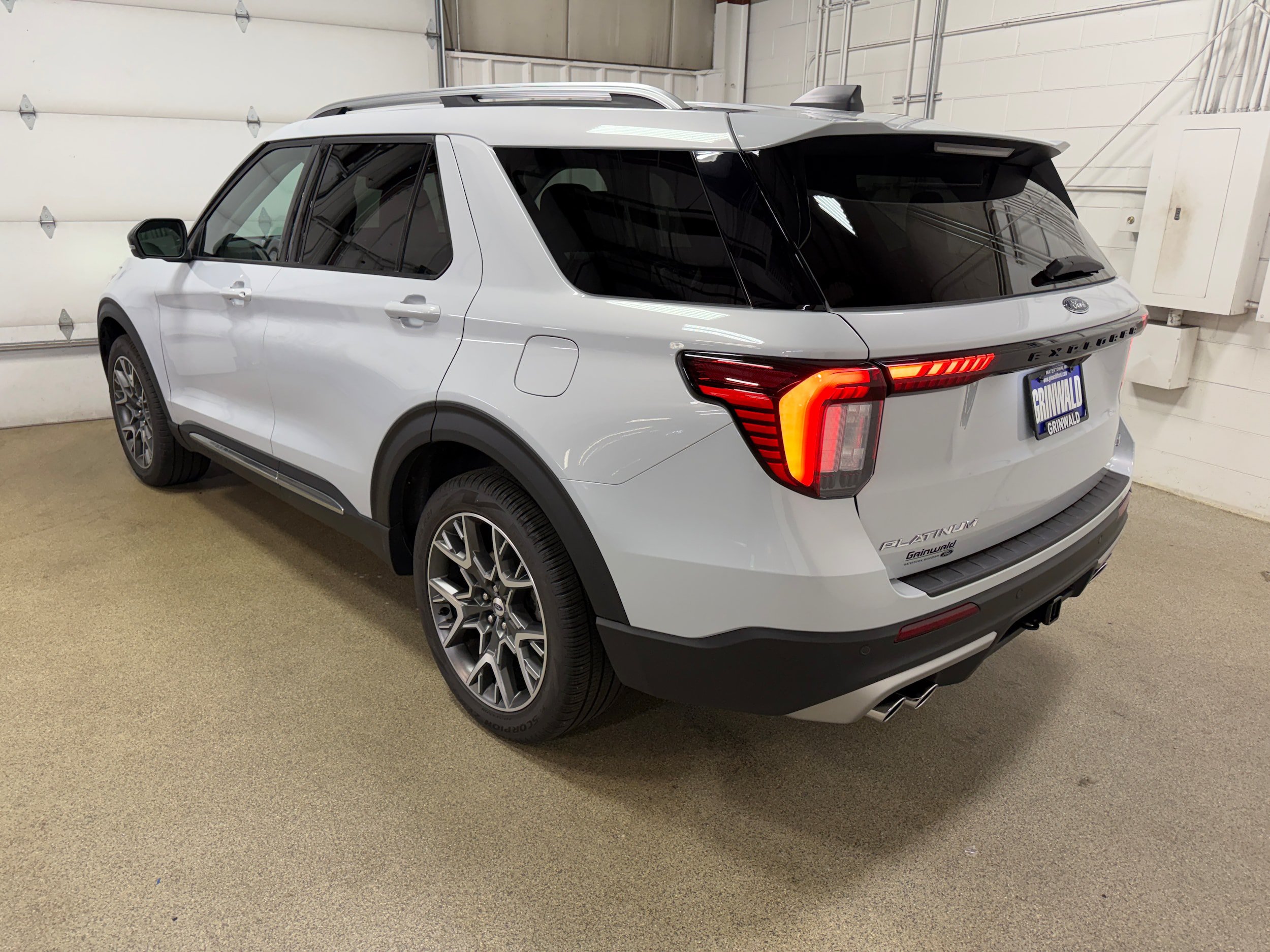 Used 2025 Ford Explorer Platinum w/ Ultimate Package AWD/4WD image 8