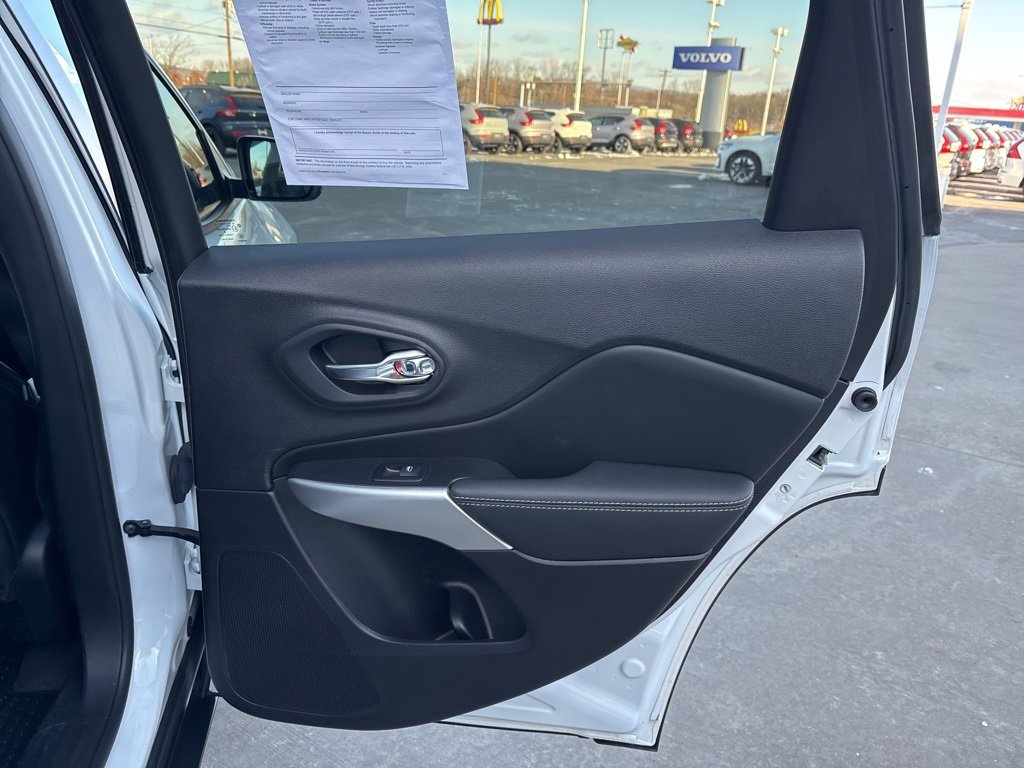 Used 2022 Jeep Cherokee Latitude w/ Sun & Sound Group image 40