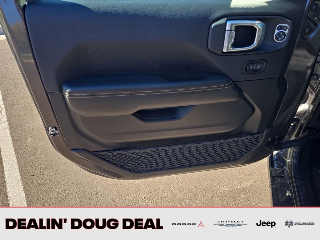 Used 2025 Jeep Wrangler Sahara image 11