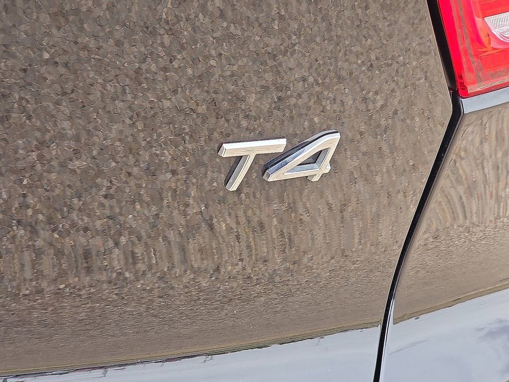 Used 2021 Volvo XC40 T4 Momentum FWD image 16
