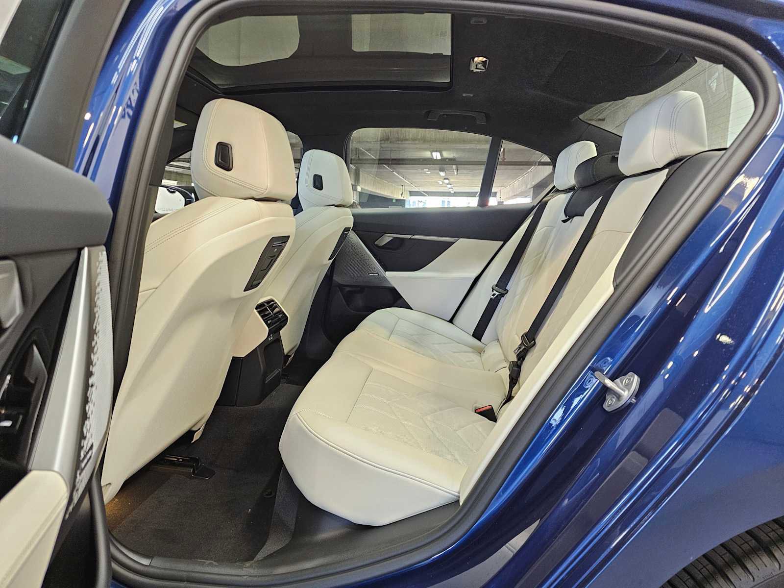 New 2026 BMW 550e xDrive w/ Premium Package image 25