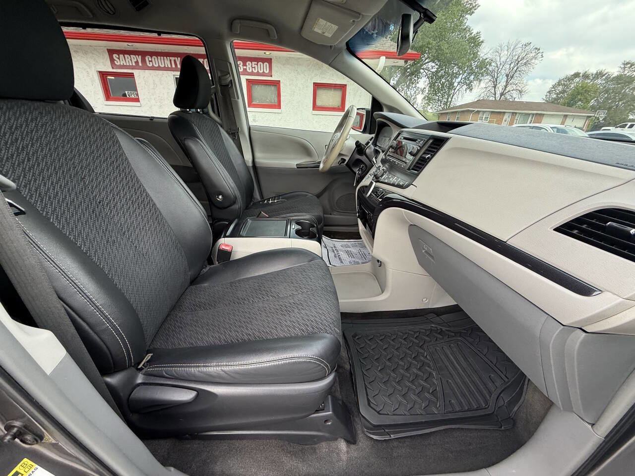 Used 2014 Toyota Sienna SE FWD image 16