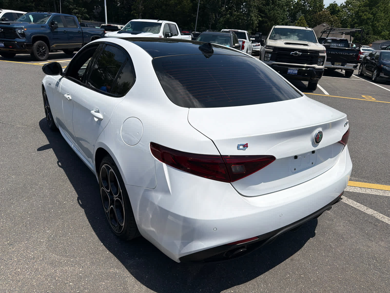 Used 2023 Alfa Romeo Giulia Veloce AWD/4WD image 4