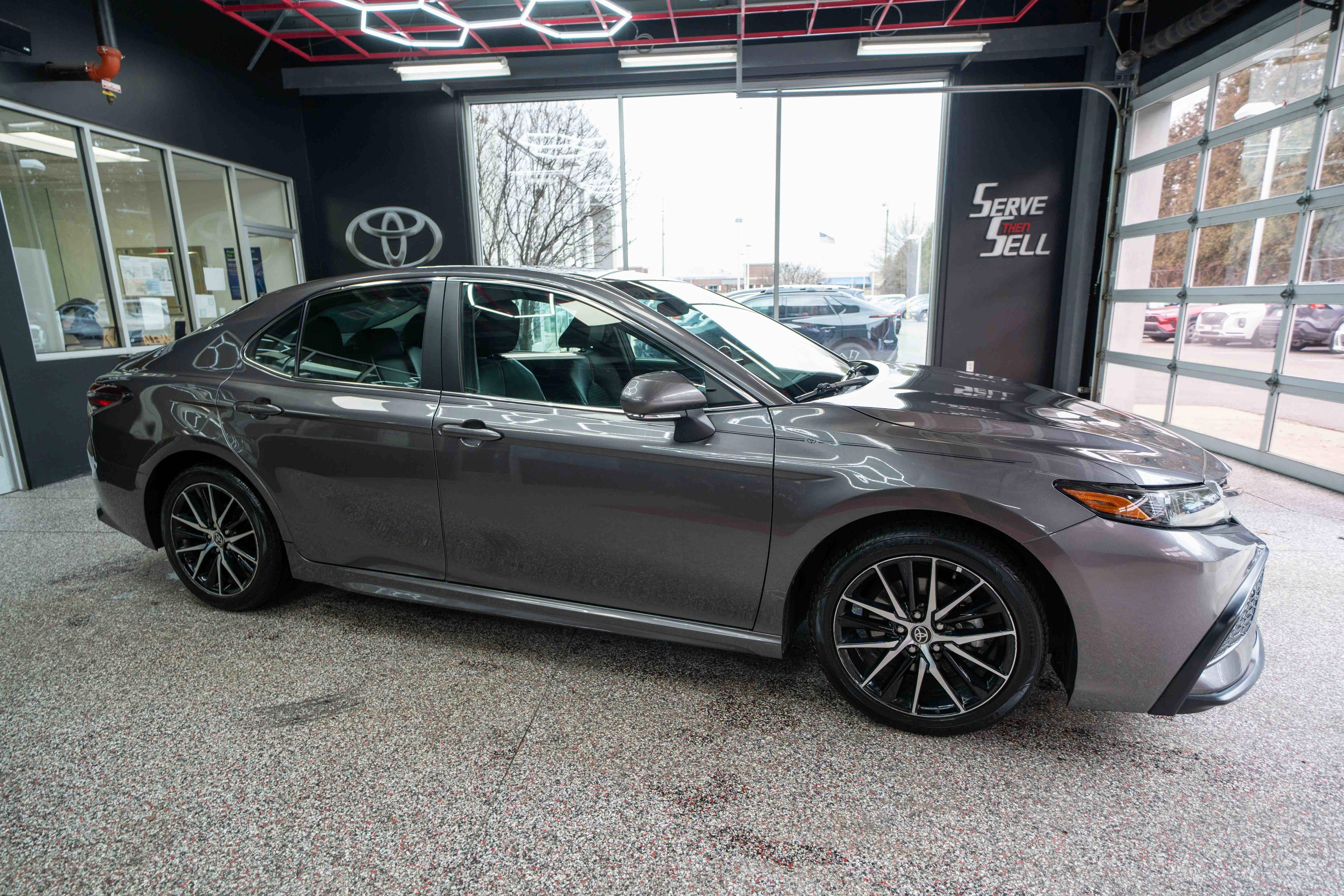 Used 2024 Toyota Camry SE image 5