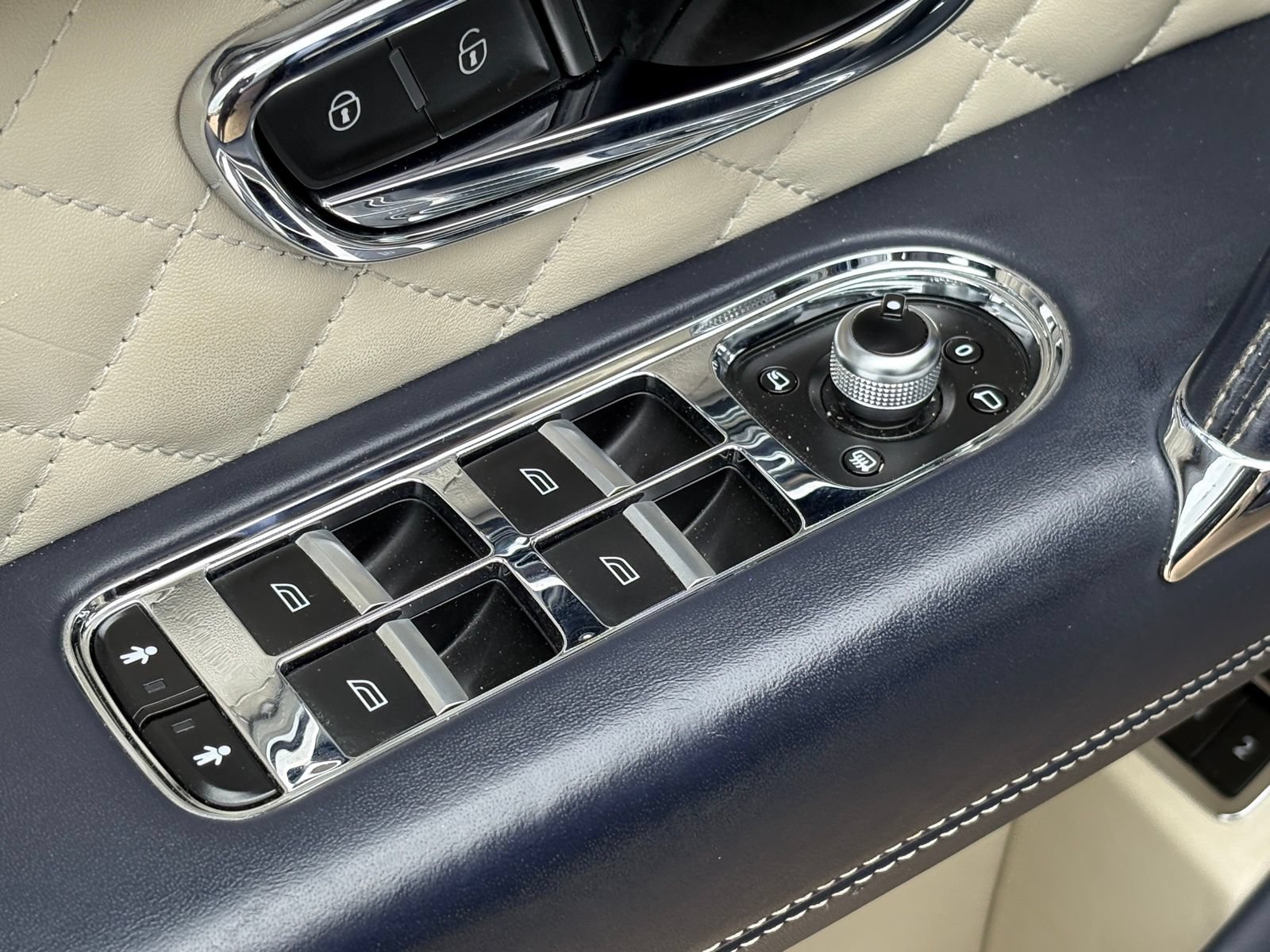 Used 2019 Bentley Bentayga AWD/4WD image 35