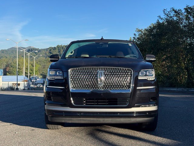 Used 2024 Lincoln Navigator Reserve AWD/4WD image 2