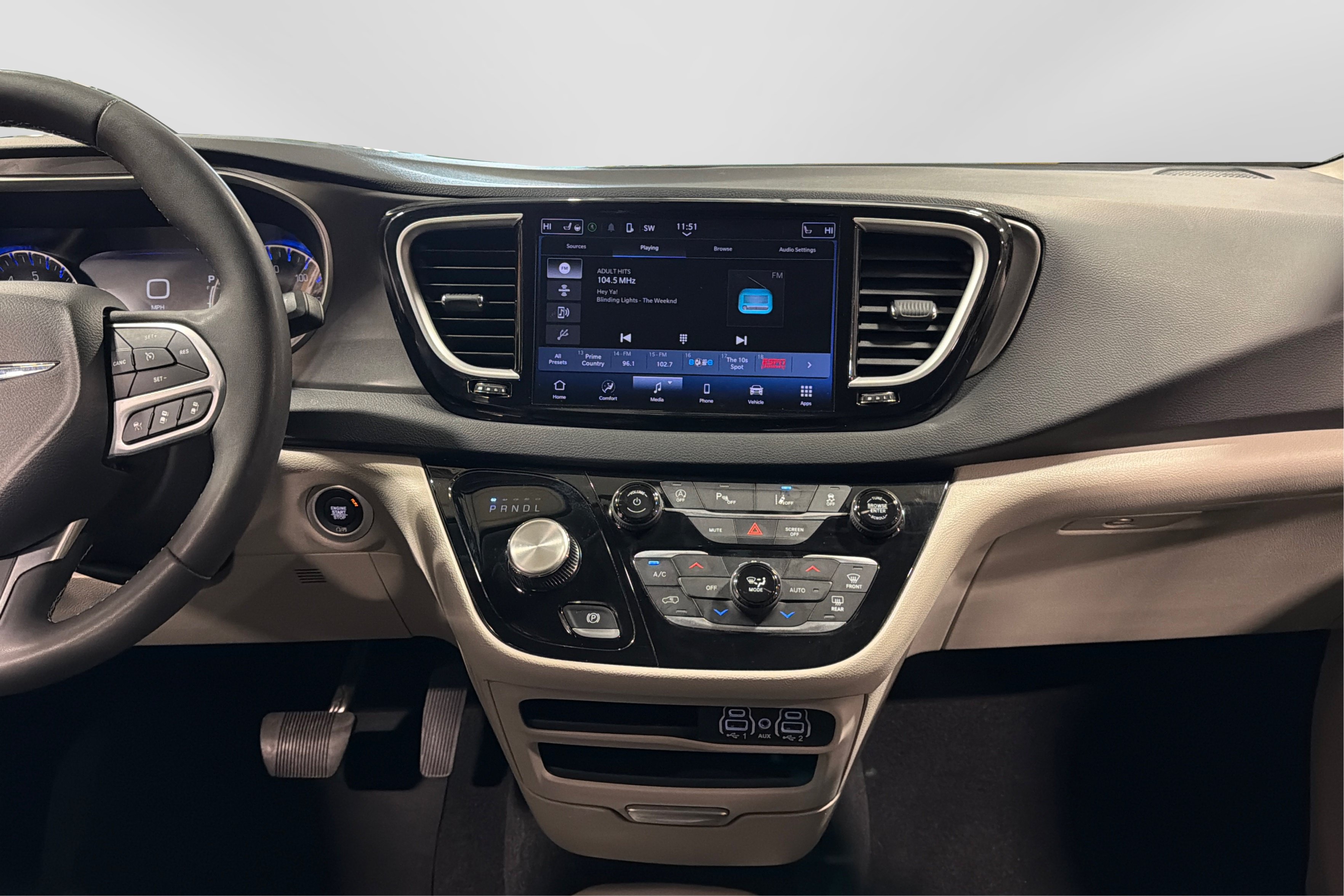 Used 2024 Chrysler Pacifica Touring-L FWD image 29