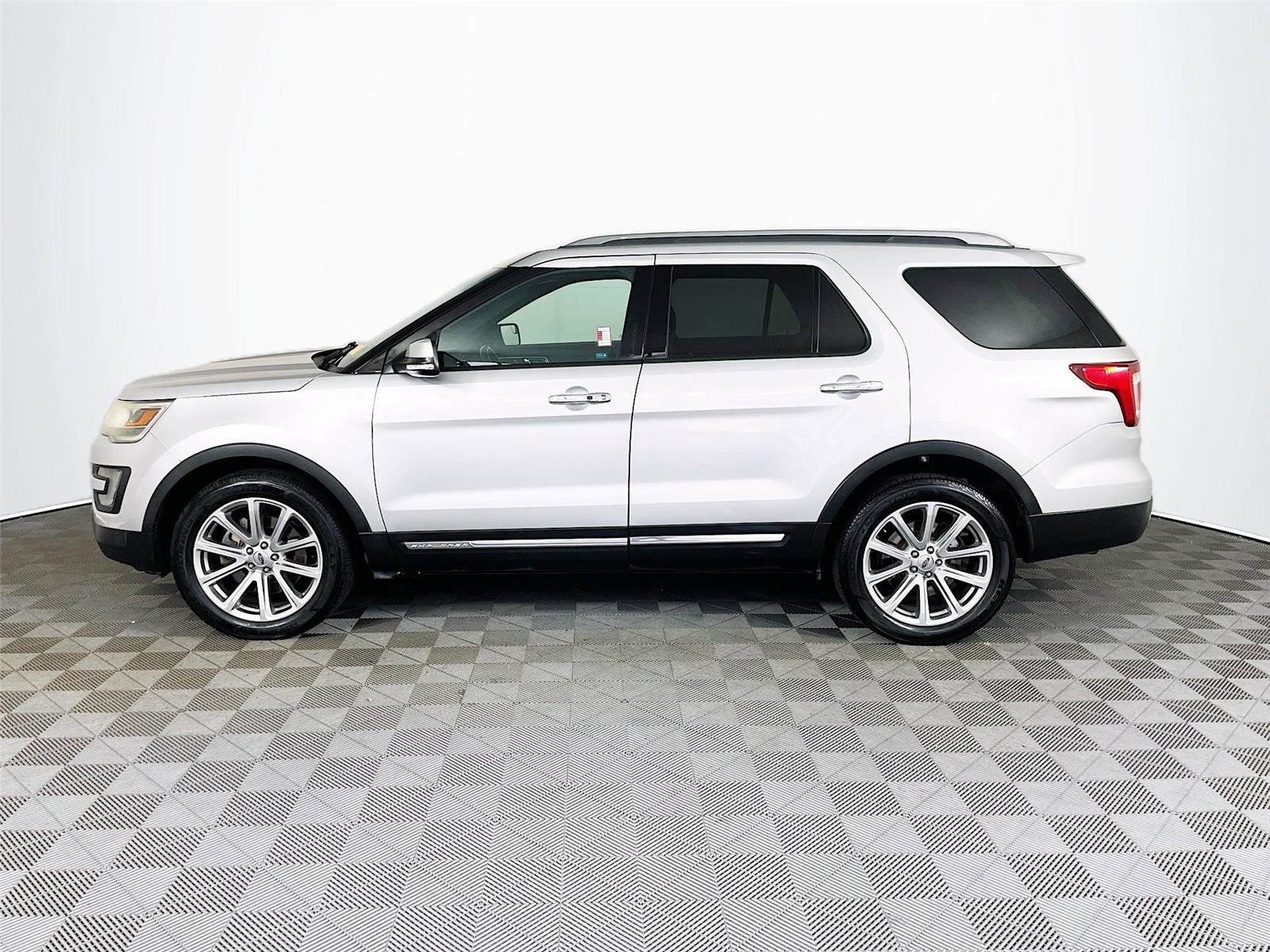 Used 2016 Ford Explorer Limited image 4