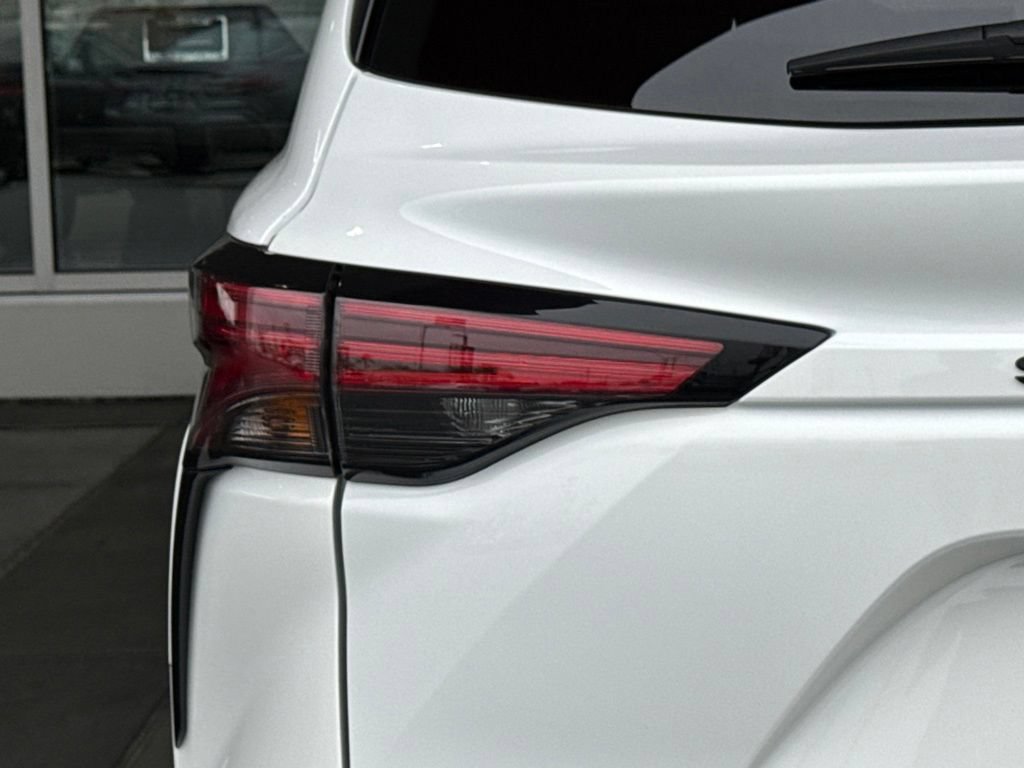 Certified 2025 Toyota Sienna XSE w/ XSE Premium Package AWD/4WD image 11