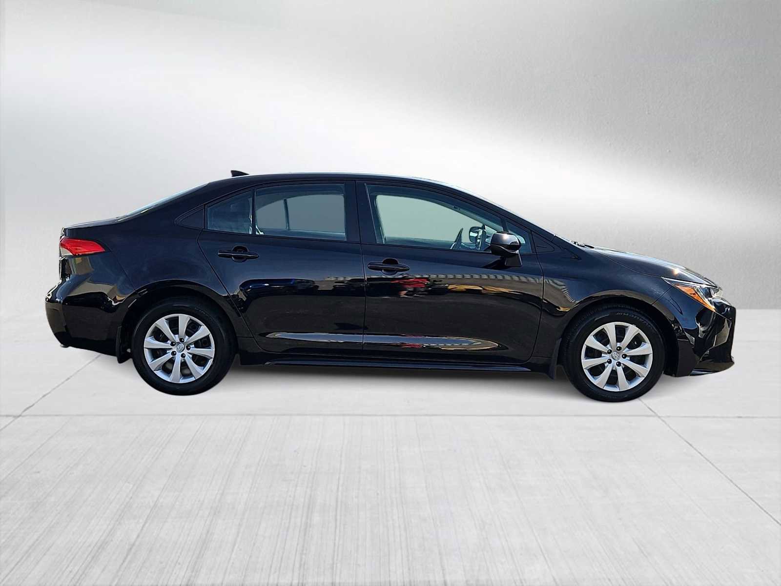 Used 2025 Toyota Corolla LE image 9