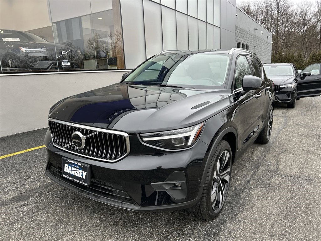 New 2025 Volvo XC40 B5 Plus w/ Climate Package image 4