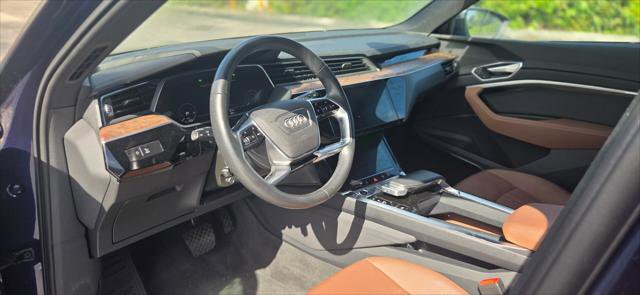 Used 2022 Audi e-tron Premium Plus w/ Premium Plus Package image 13