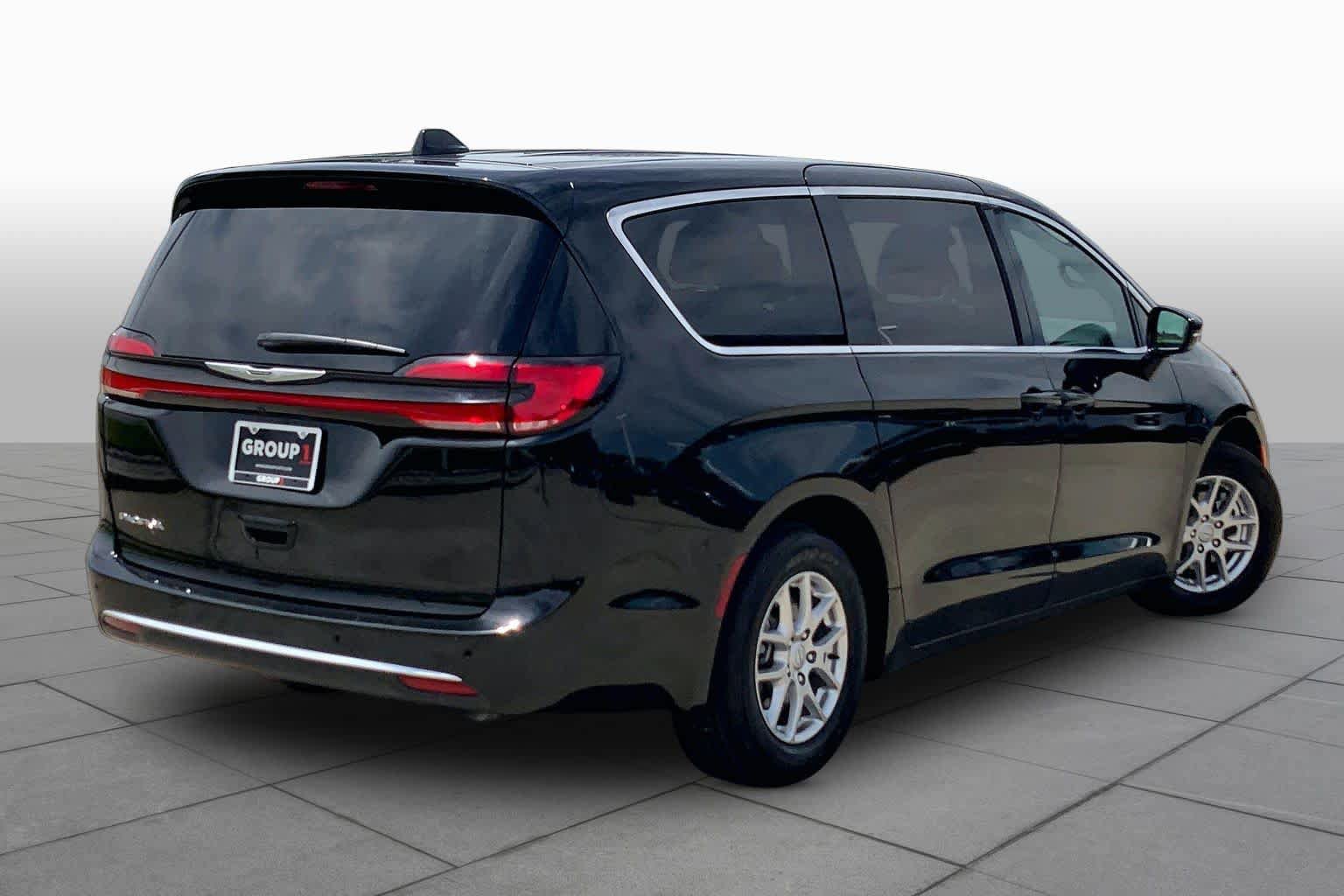 Used 2025 Chrysler Pacifica Select FWD image 12