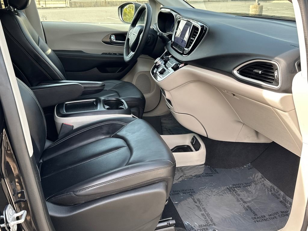 Used 2023 Chrysler Pacifica Touring-L image 13