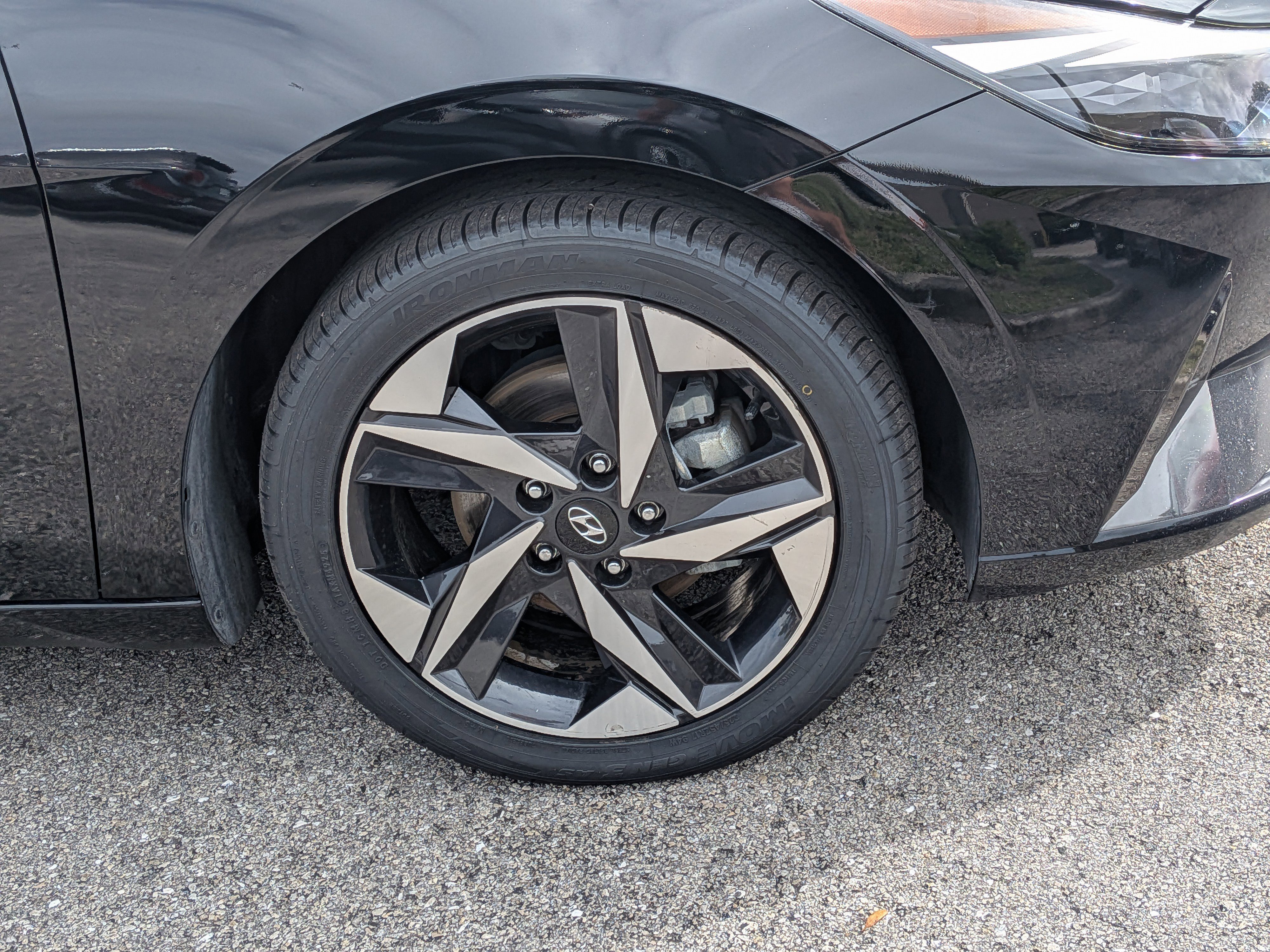 Used 2022 Hyundai Elantra Limited w/ Preferred Accessory Package image 11