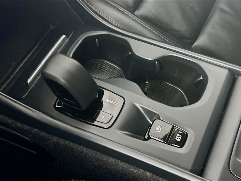 Used 2022 Volvo XC40 T4 Momentum image 16