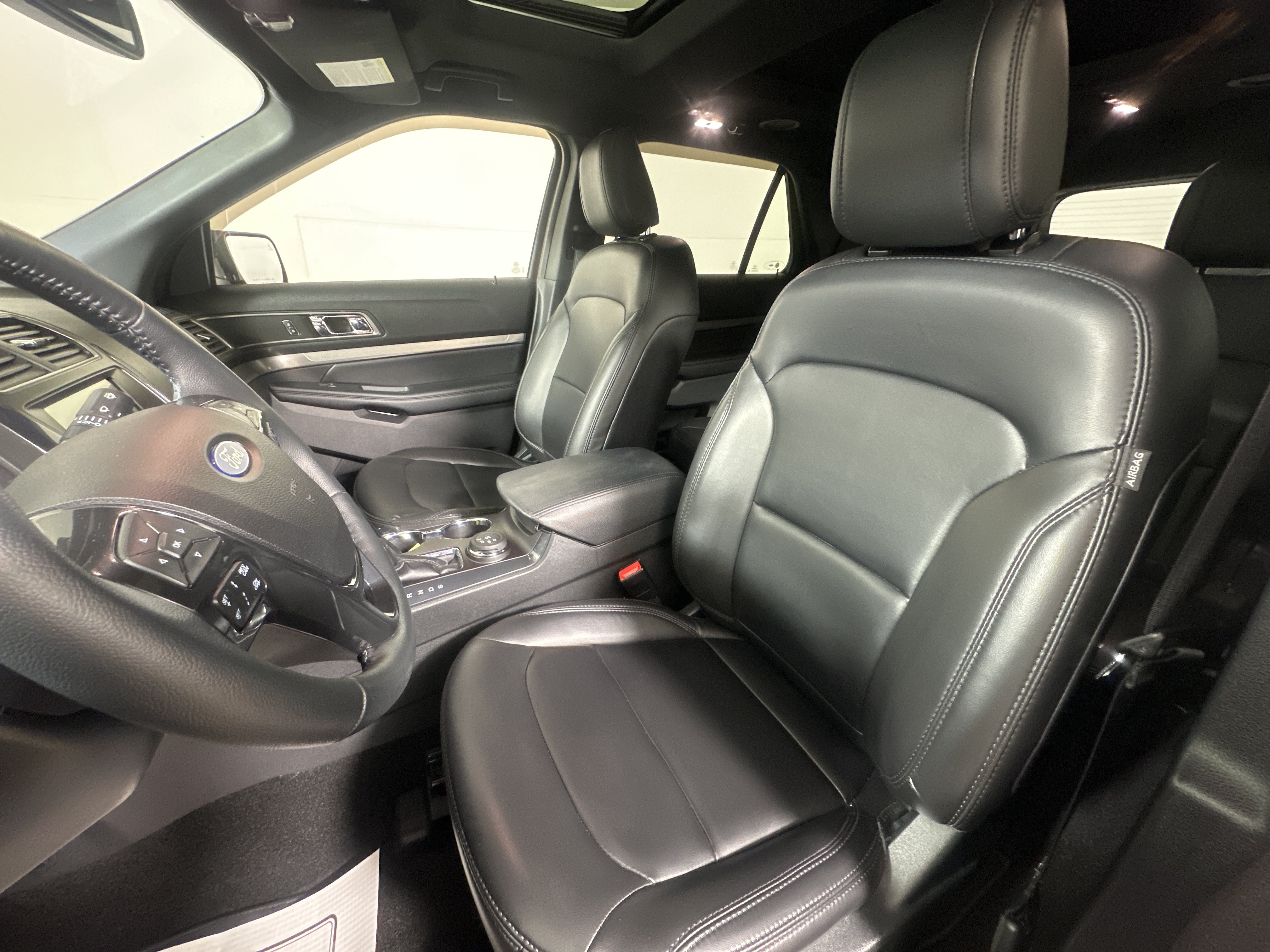 Used 2019 Ford Explorer XLT w/ Equipment Group 202A AWD/4WD image 9