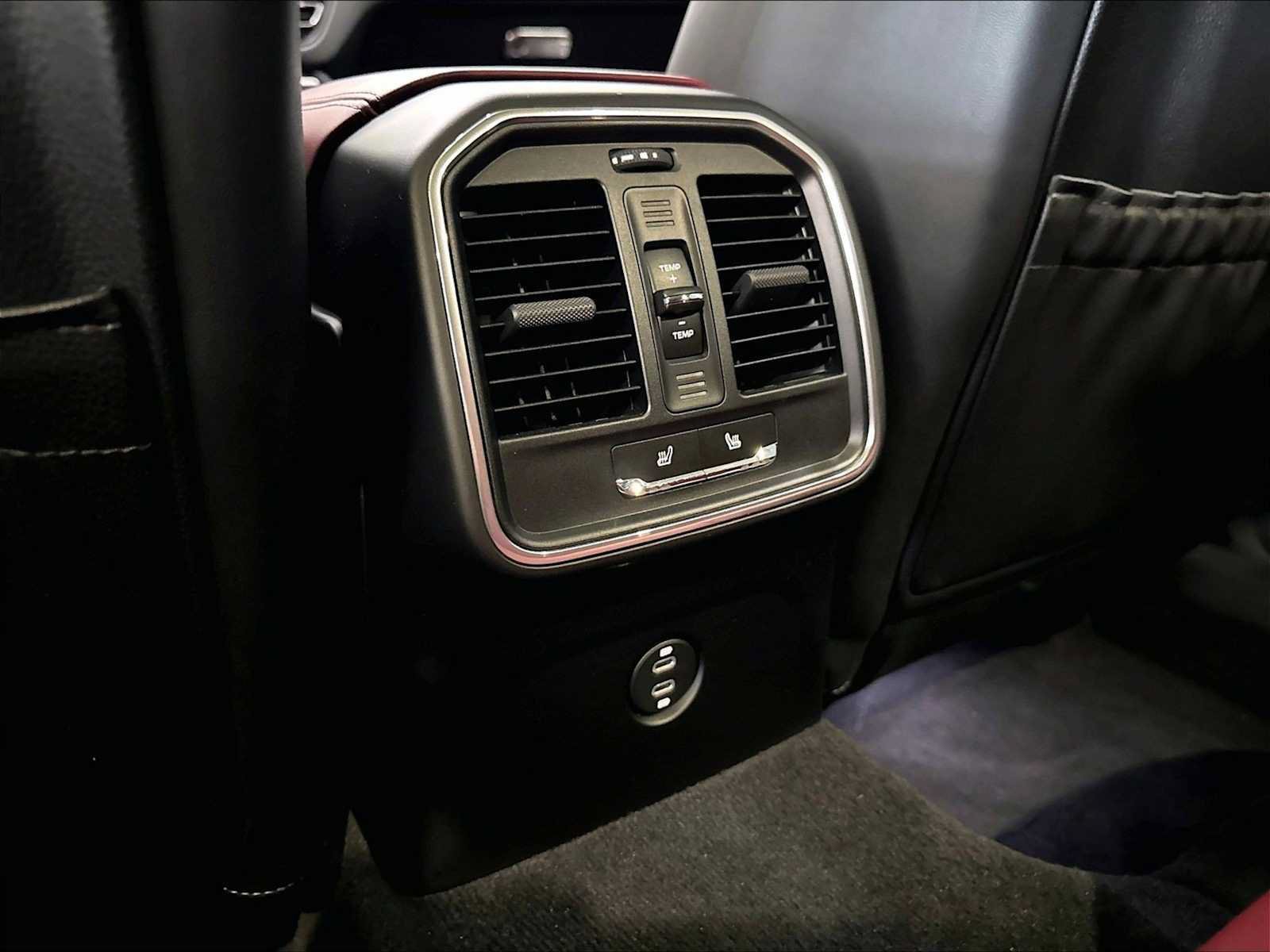 Used 2023 Porsche Macan AWD/4WD image 30