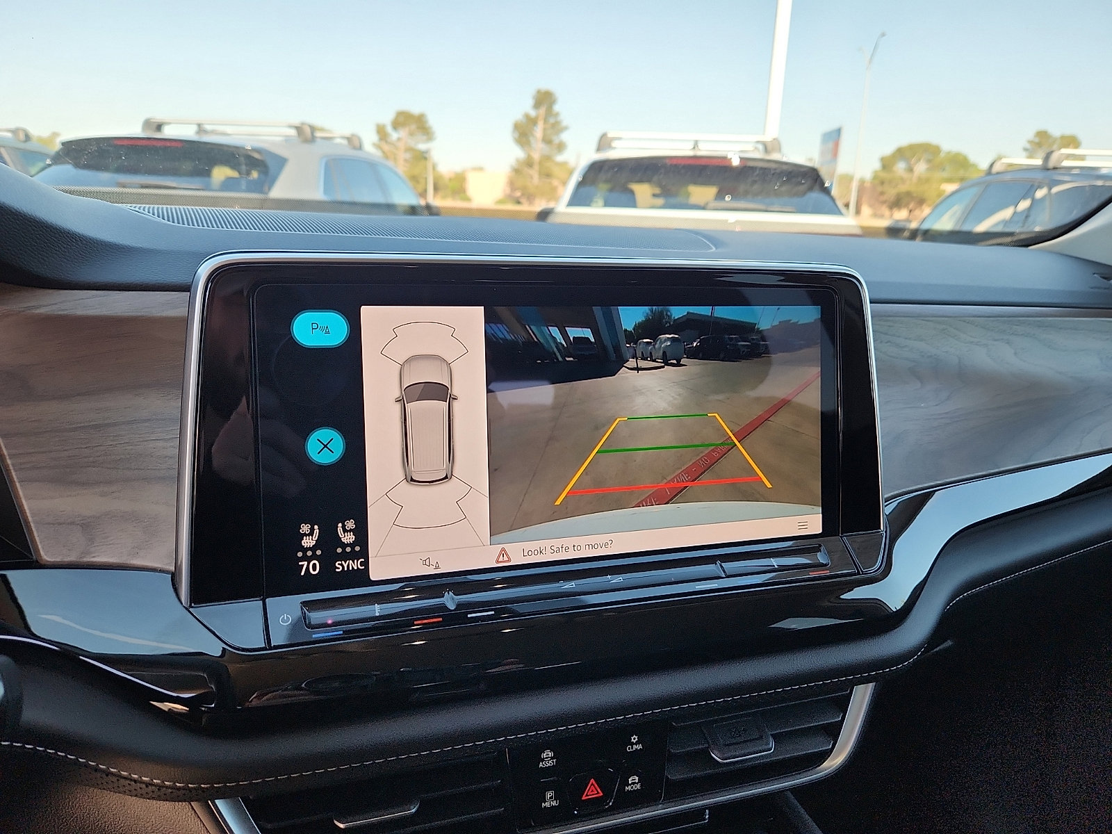 Used 2025 Volkswagen Atlas SE image 18