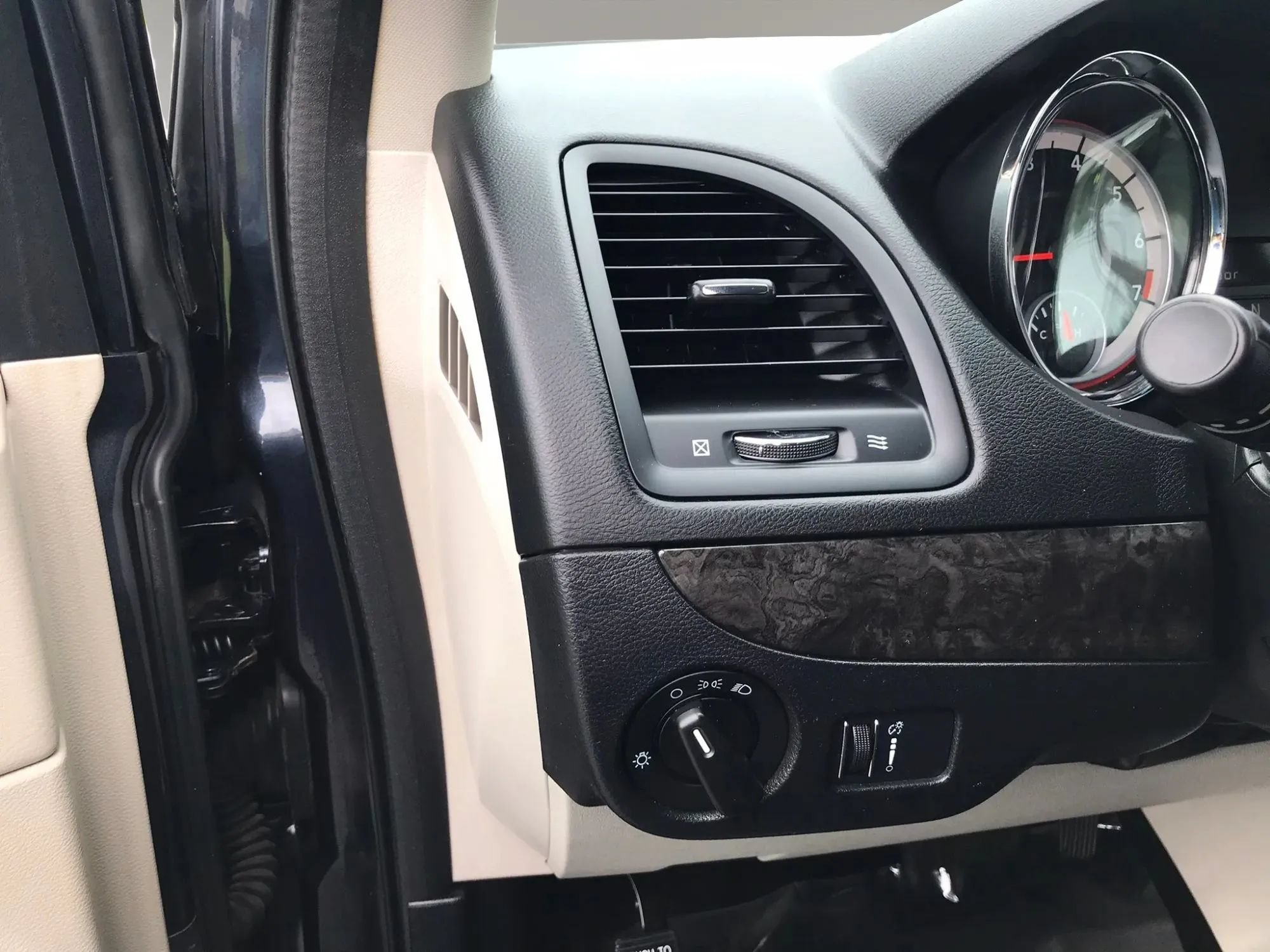 Used 2014 Dodge Grand Caravan SE w/ Quick Order Package 29E SE FWD image 16