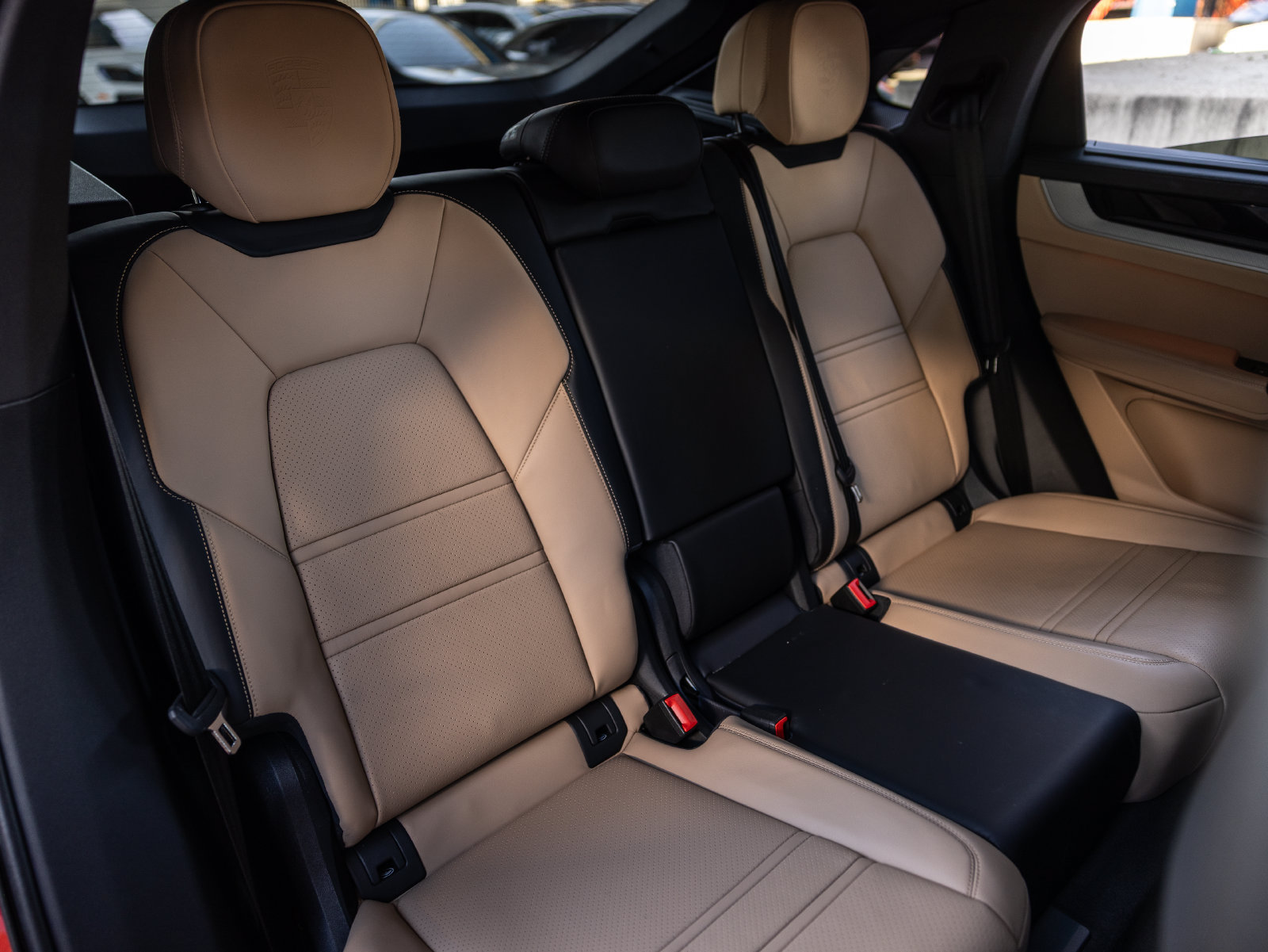 Certified 2025 Porsche Cayenne E-Hybrid Coupe AWD/4WD image 37