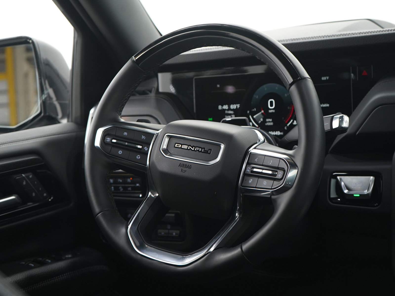 Used 2025 GMC Yukon XL Denali w/ Denali Reserve Package AWD/4WD image 17