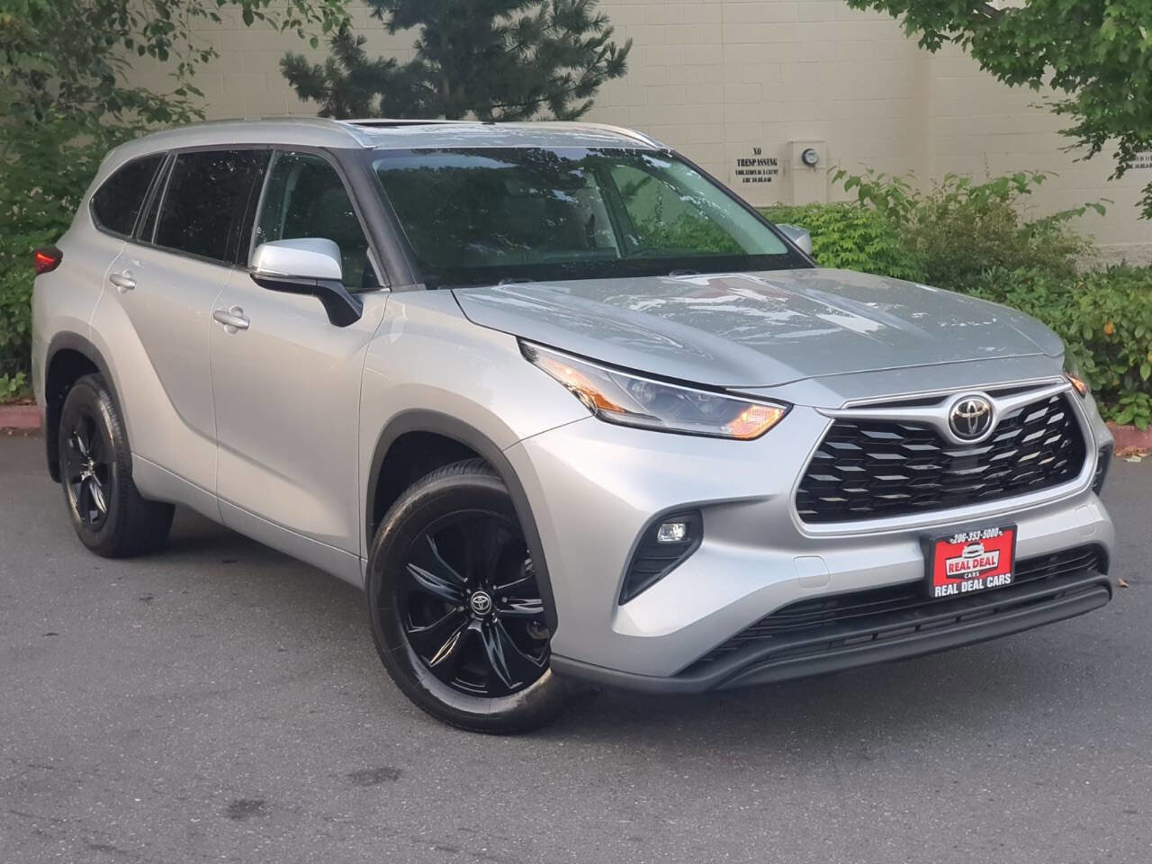Used 2021 Toyota Highlander XLE image 3