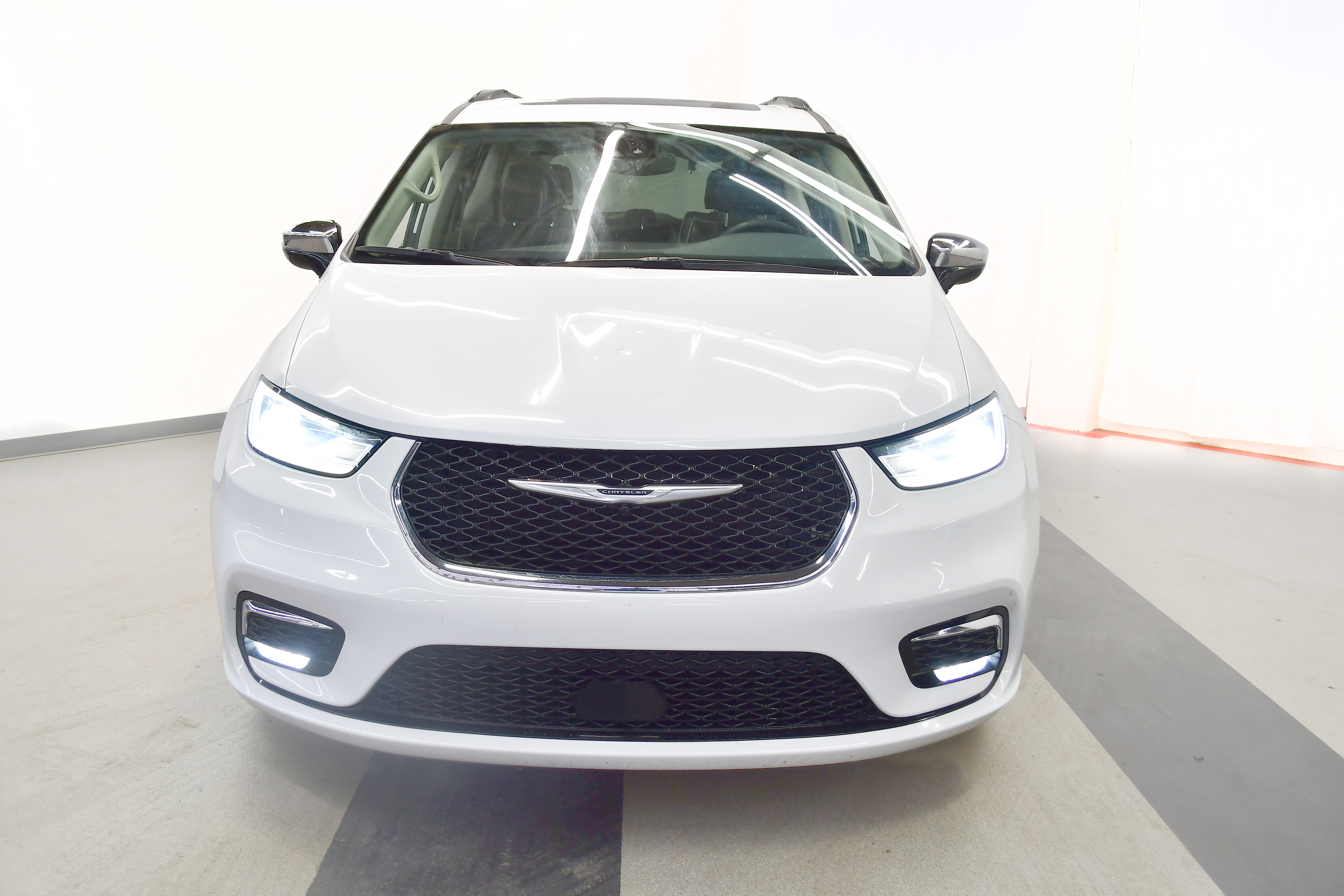 Used 2023 Chrysler Pacifica Limited FWD image 3