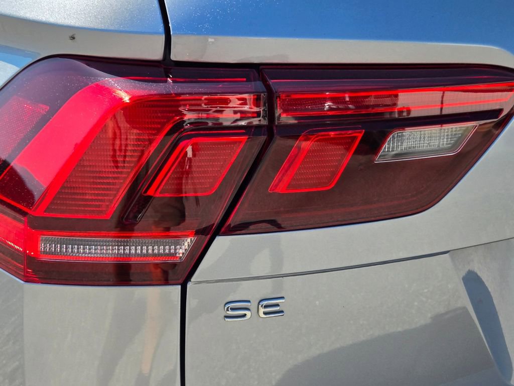 Used 2022 Volkswagen Tiguan SE R-Line image 11