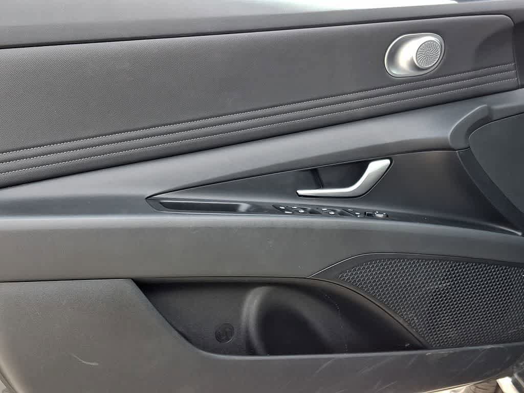 Used 2025 Hyundai Elantra Limited FWD image 12
