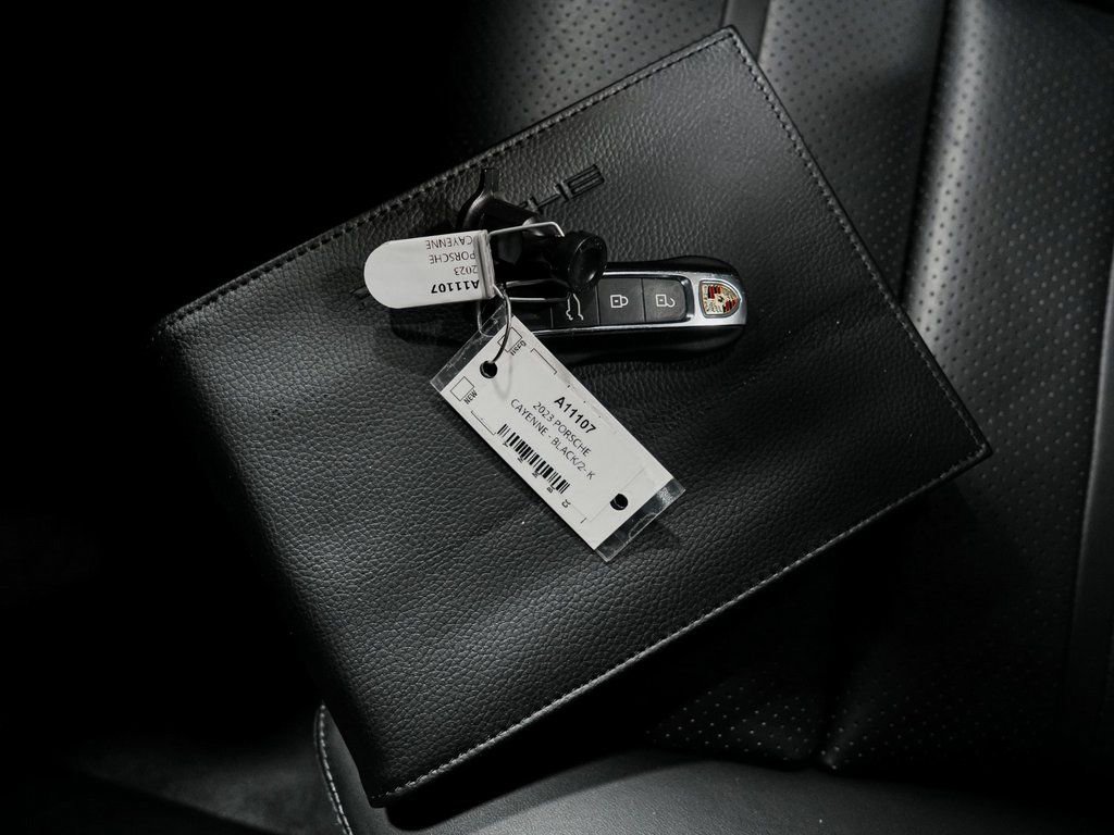 Used 2023 Porsche Cayenne w/ Premium Package image 19