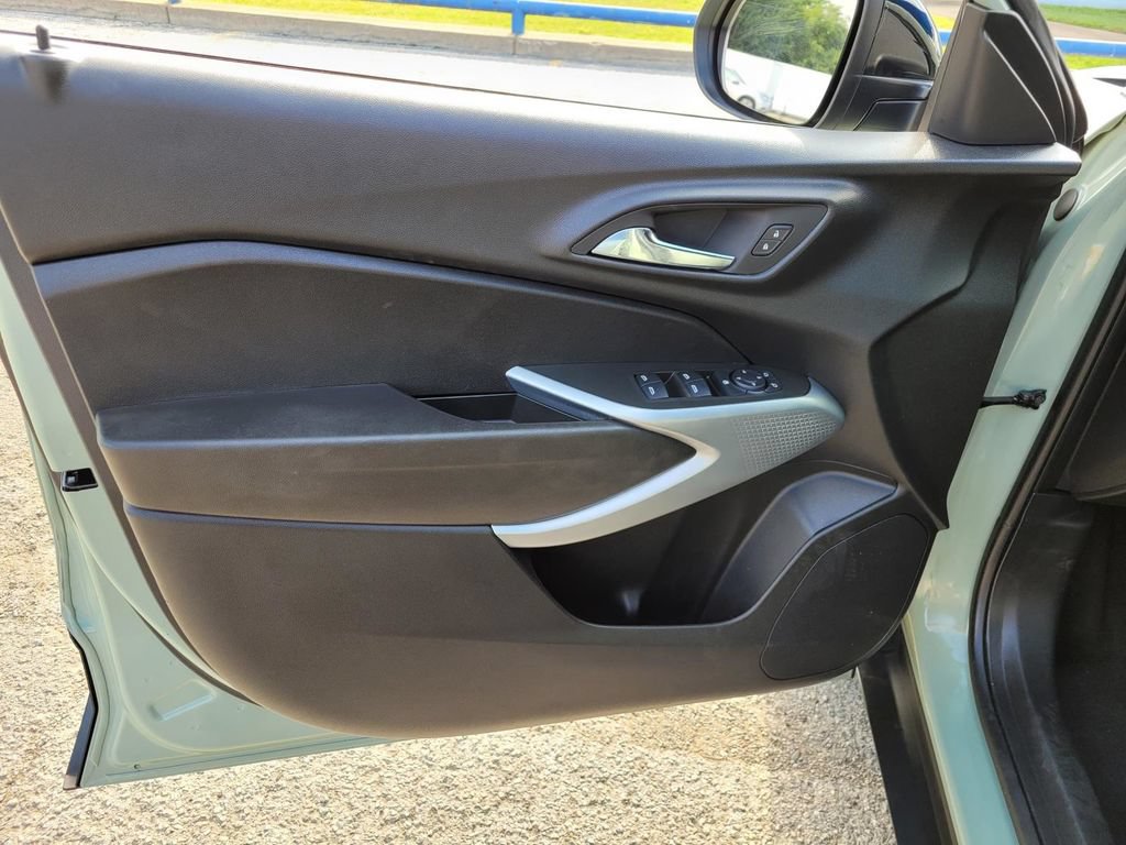 Used 2024 Chevrolet Trax RS FWD image 18