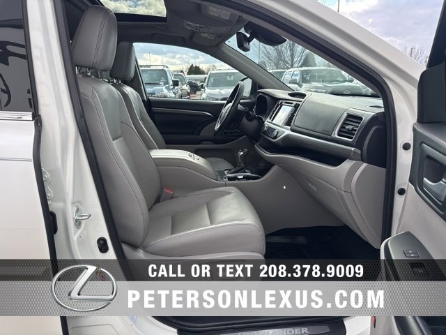 Used 2017 Toyota Highlander AWD V6 image 12