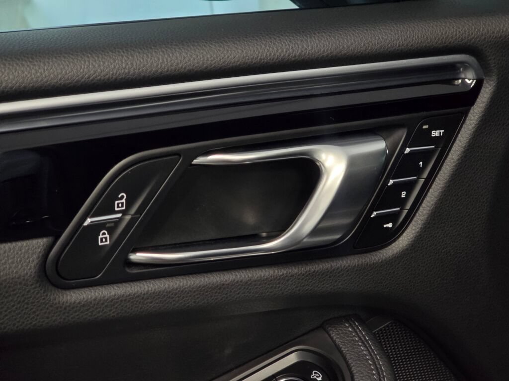 Certified 2023 Porsche Macan AWD/4WD image 35