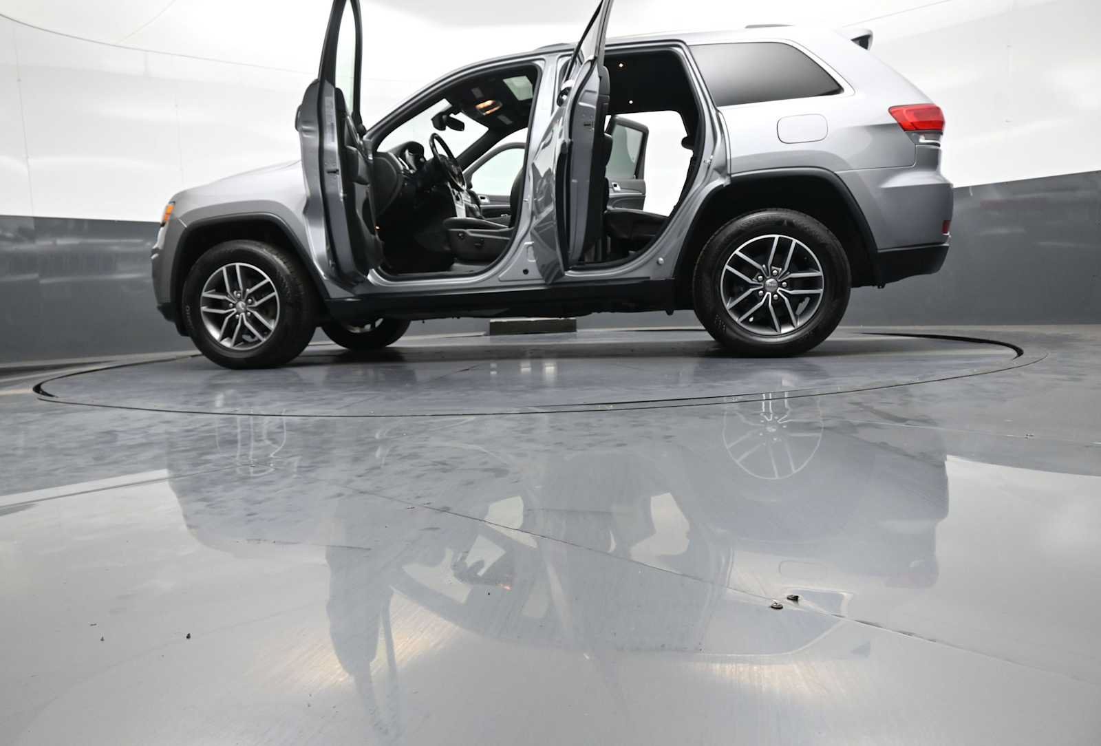 Used 2018 Jeep Grand Cherokee Limited AWD/4WD image 49