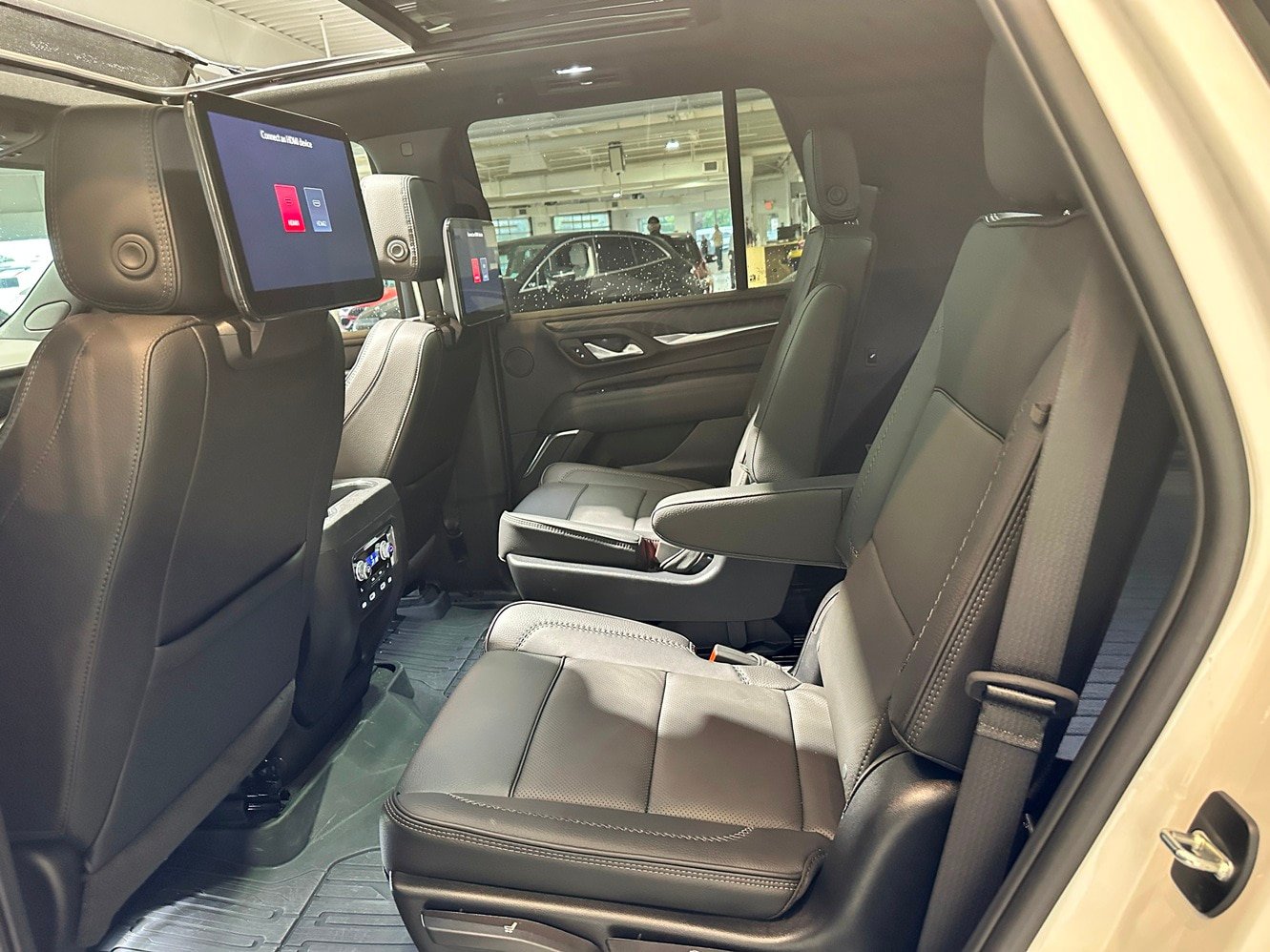 Used 2024 GMC Yukon Denali w/ Denali Reserve Package AWD/4WD image 13