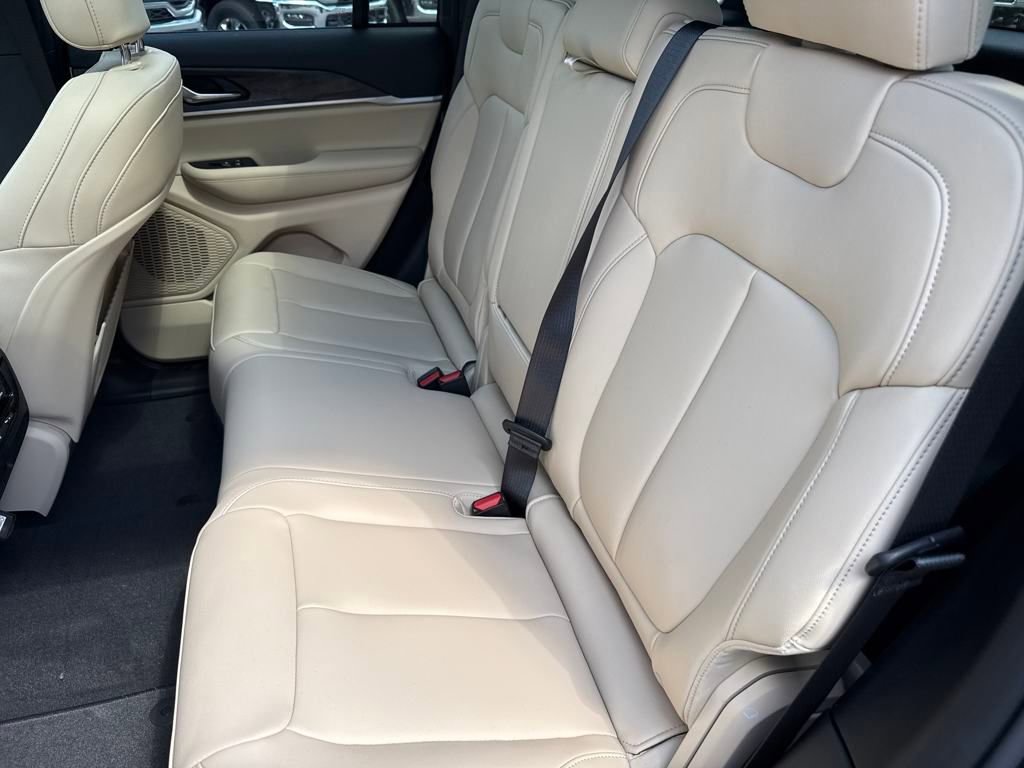 New 2025 Jeep Grand Cherokee Limited w/ Black Appearance Package image 15