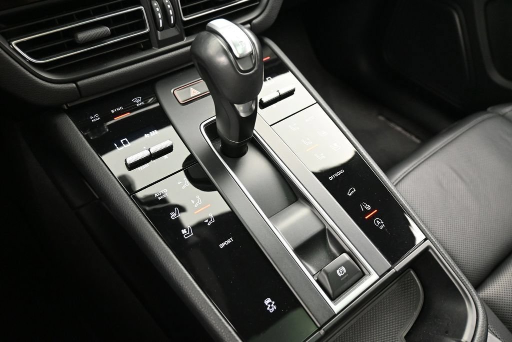Certified 2023 Porsche Macan Turbo AWD/4WD image 21