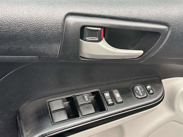 Used 2014 Toyota Camry L image 10
