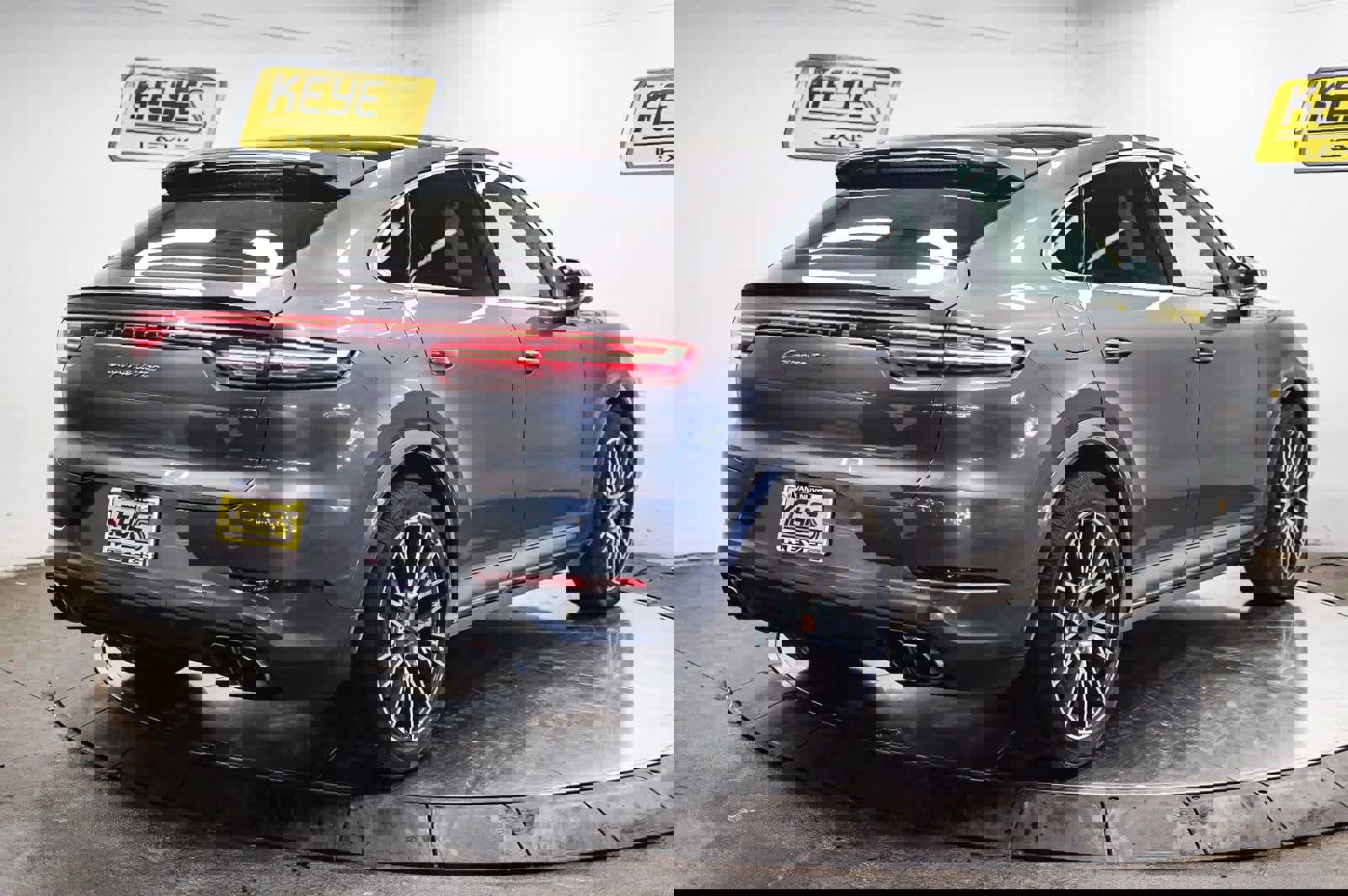 Used 2022 Porsche Cayenne Turbo image 4