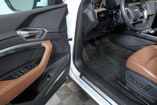 Used 2024 Audi Q8 e-tron Premium Plus image 8