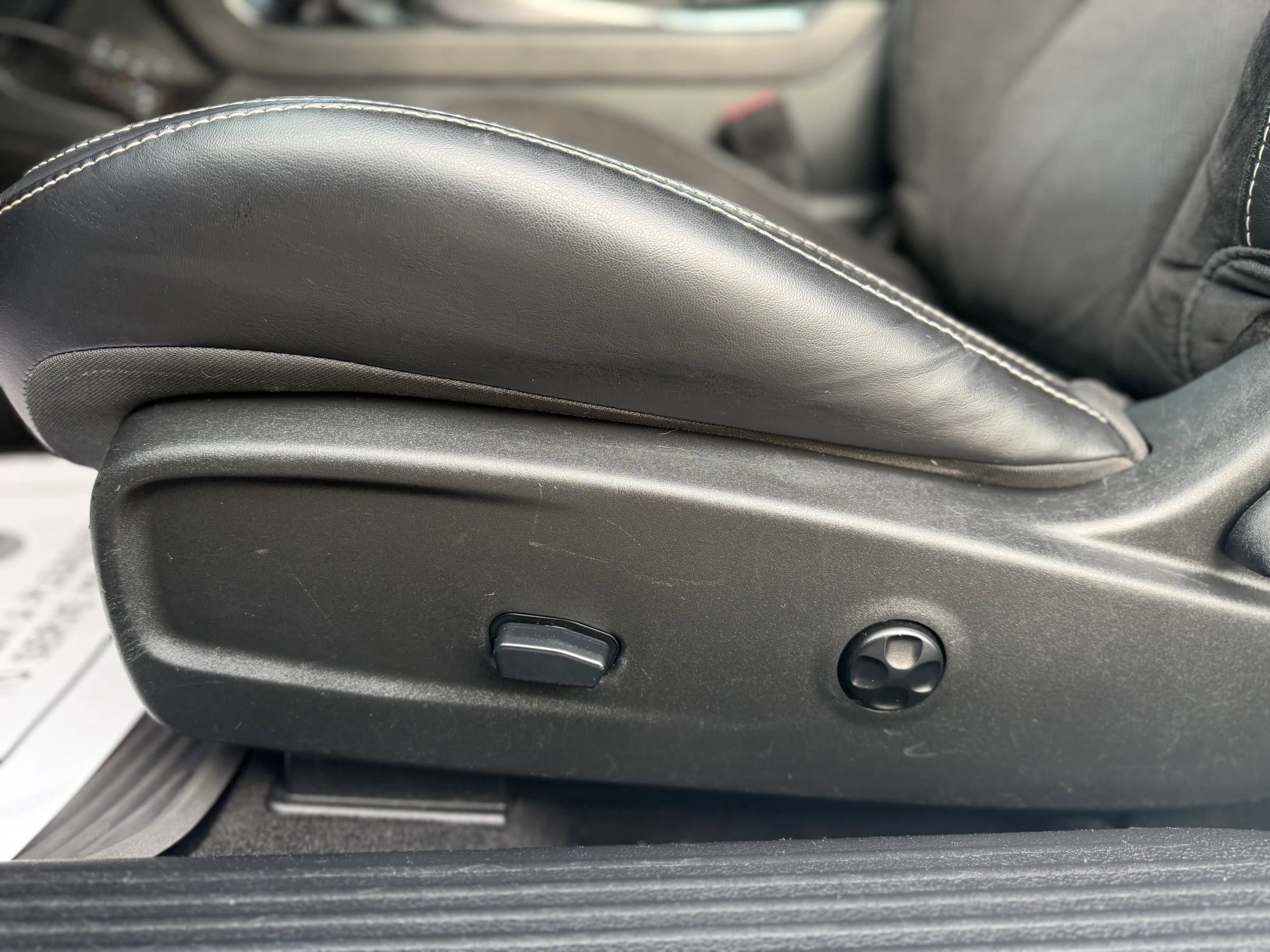 Used 2015 Dodge Challenger SRT image 19