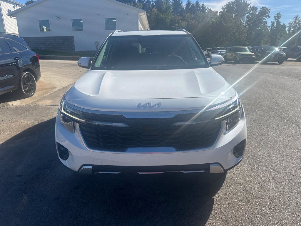Used 2024 Kia Seltos EX AWD/4WD image 2