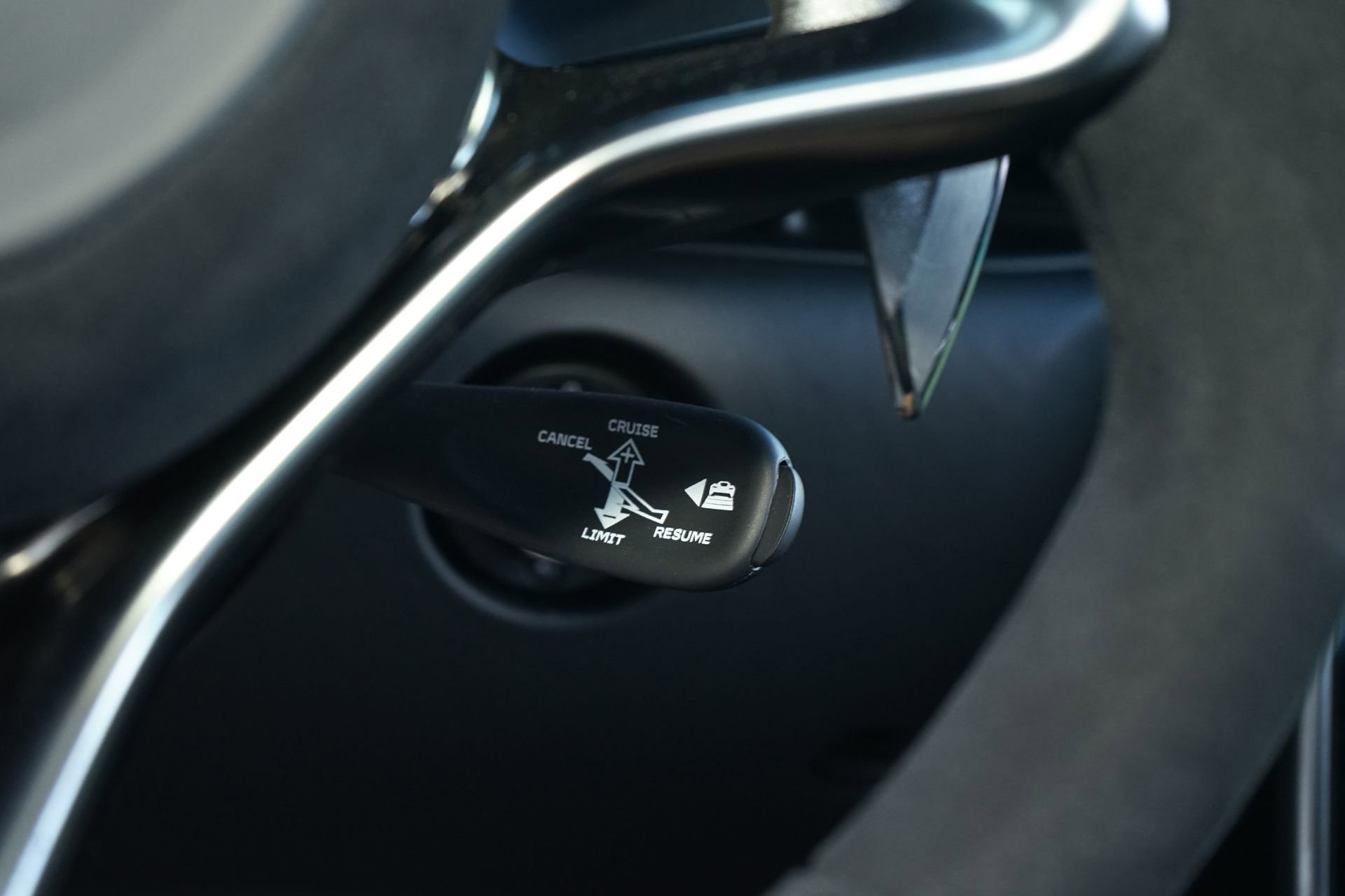 Used 2024 McLaren Artura RWD image 34
