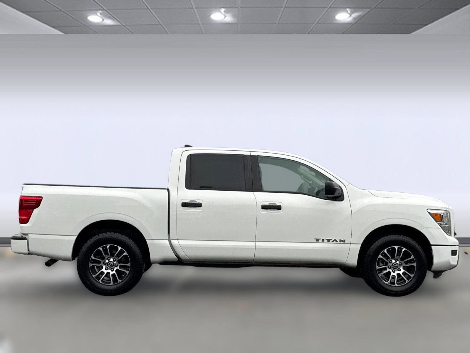 Used 2023 Nissan Titan SV image 7