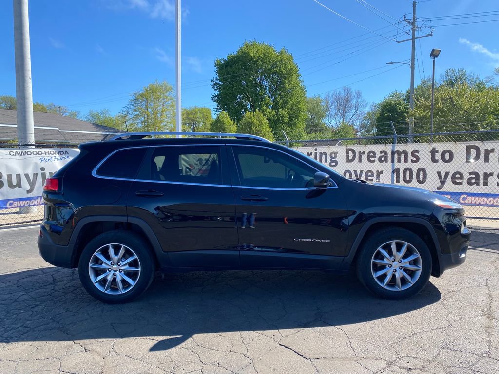 Used 2017 Jeep Cherokee Limited w/ Luxury Group AWD/4WD image 2